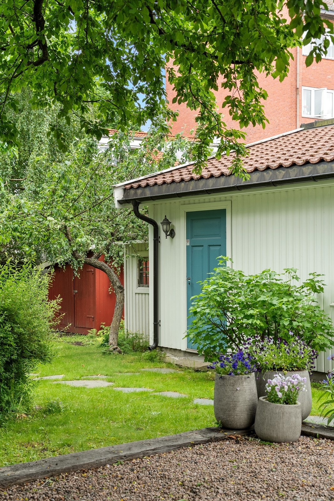 På langveggen er det dør inn til en uisolert bod. Galleribilde