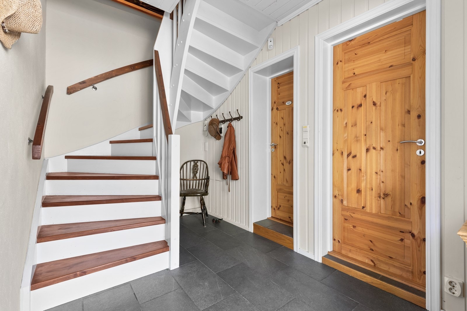 Det er godt med lagringsplass under trappen og døren til høyre leder inn til en praktisk bod med adkomst ned til en romslig lagringskjeller (med lav takhøyde). Galleribilde