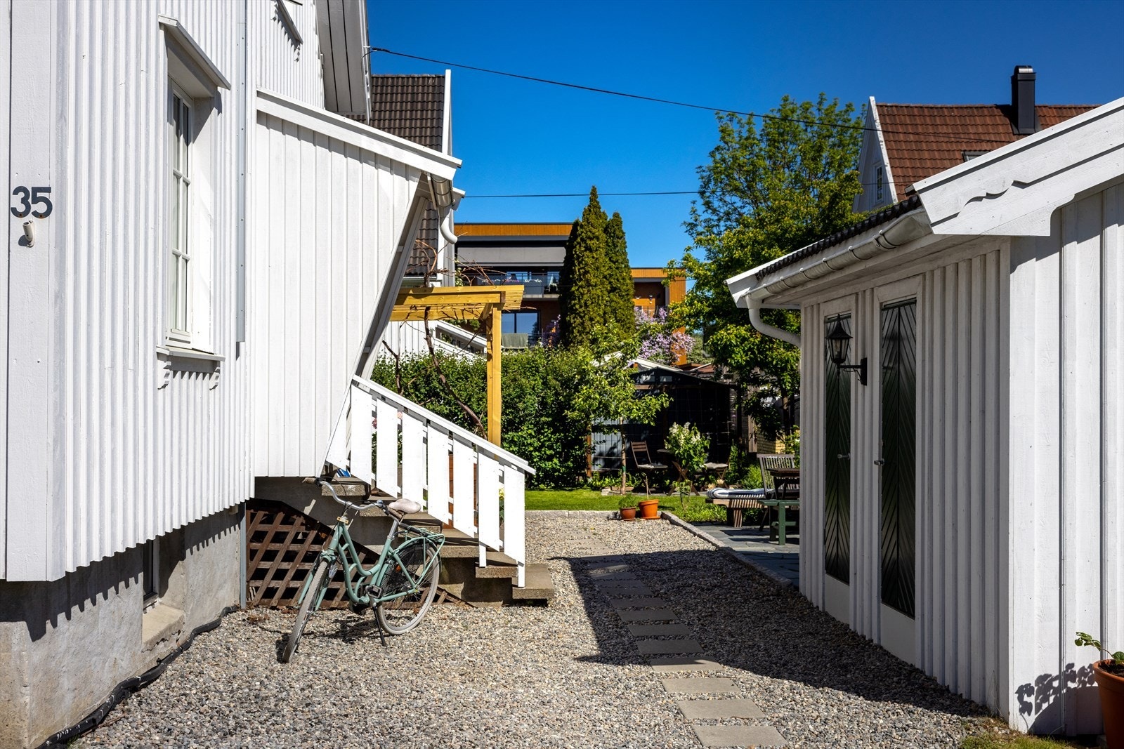 Følger med 3 boder, én bod har tilgang fra kjeller, to boder er i frittstående bygg. Alle boder har belysning og boder i frittstående bygg har
strømuttak. Galleribilde