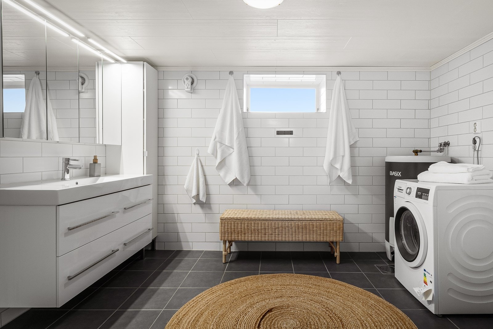 Badet ble laget da resten av underetasjen ble innredet i 2013. Badet er romslig og tidløst utført. Galleribilde