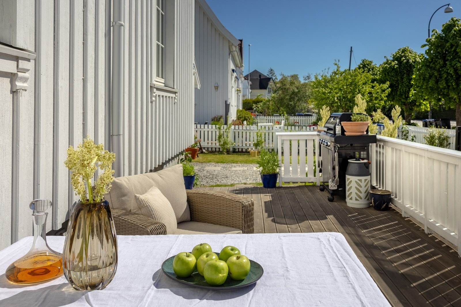 Terrassen tilbyr sol gjennom hele dagen og kan møbleres på flere måter. Terrassebordene ble byttet i 2025. Galleribilde