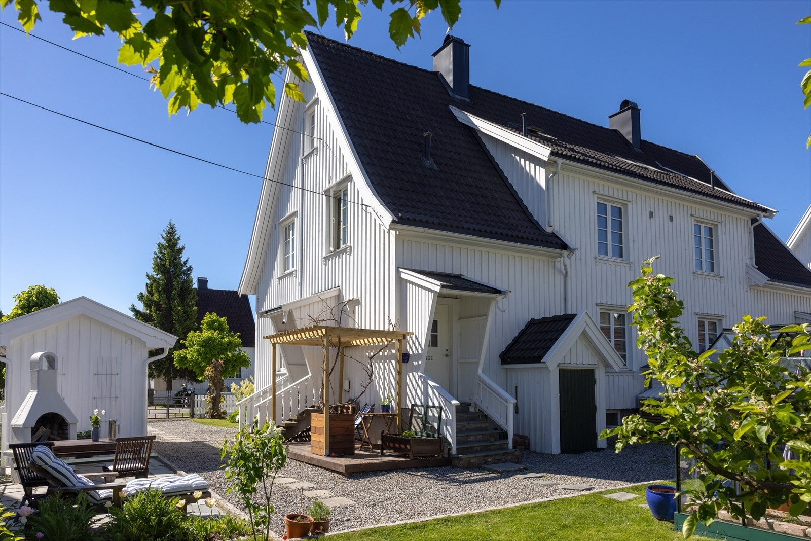 Den høyreiste villaen er flott, klassisk og velholdt. Leiligheten fyller 1. etg og underetasjen. Den er romslig og holder god standard, oppgradert med stilforståelse og karakter. Man har bevart den klassiske stemningen og tilført moderne komfort. Galleribilde