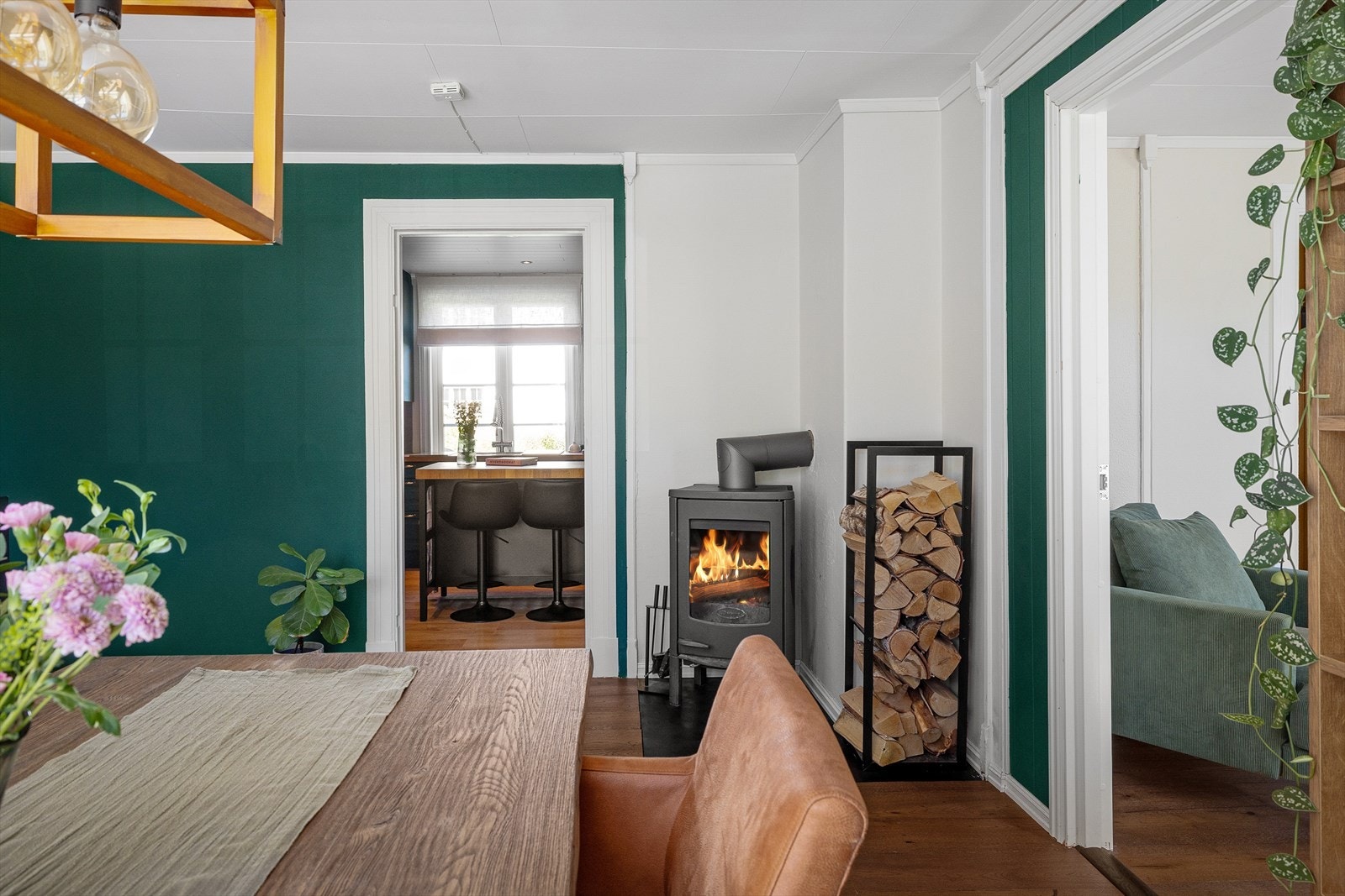 Boligens listverk er beholdt i klassisk, autentisk stil. Sammen med en takhøyde på opptil 2,7 m, vil man oppleve luftige rom med god plass til listverkets utforming. Galleribilde