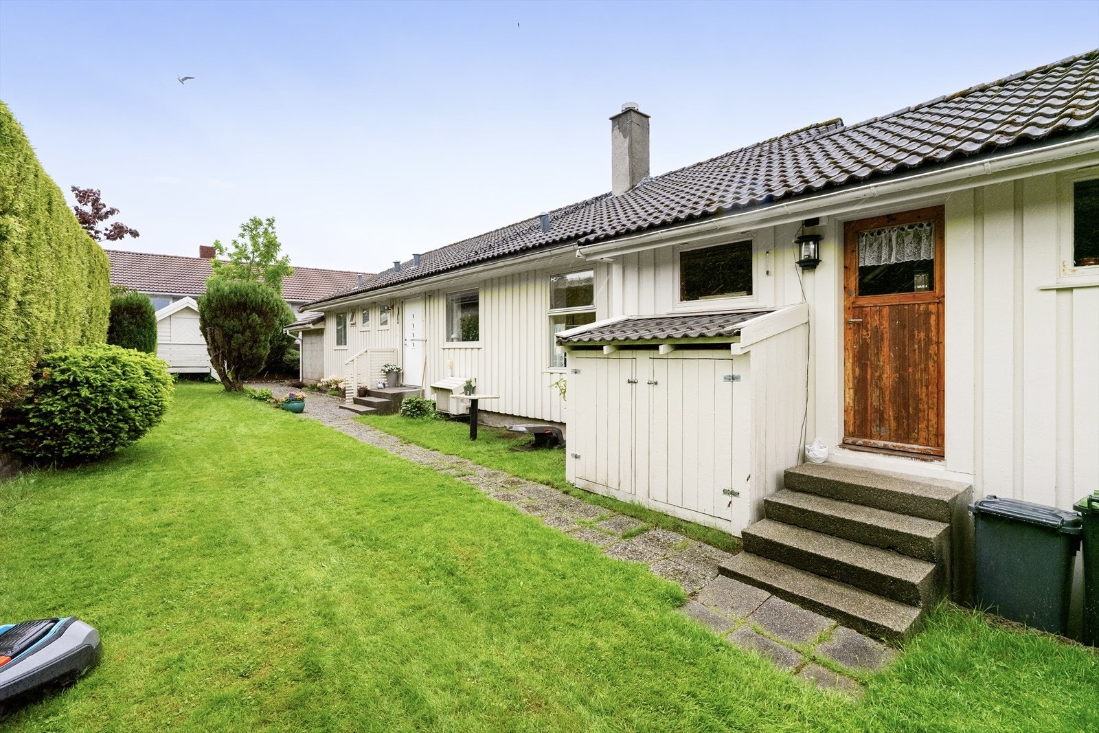 Huset er fint plassert på tomten med hageareal på 3 sider Galleribilde