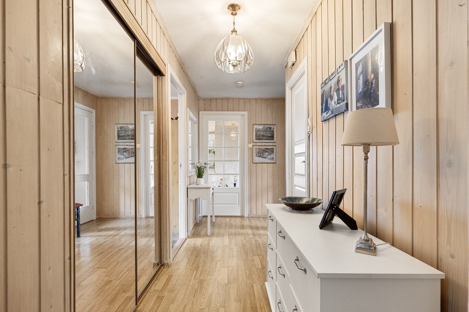 Skyvedørsgarderobe med speilfronter i gangen Galleribilde