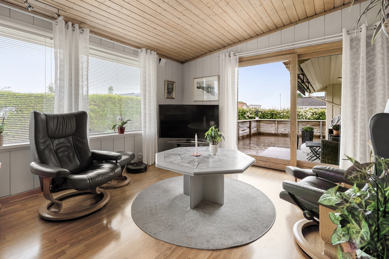 Skyvedør fra stuen ut til sørvest-vendt terrasse Galleribilde