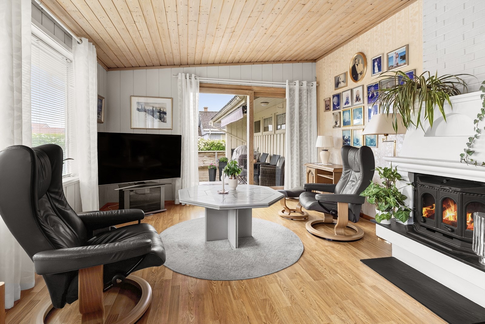 Det er varmepumpe og vedovn i stuen Galleribilde