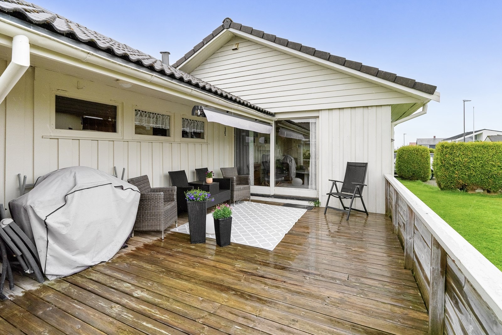 Romslig terrasse som er godt skjermet for innsyn og har gode solforhold Galleribilde