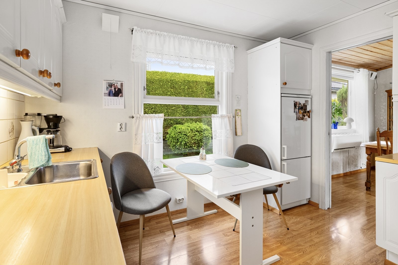 Kjøkkenet har godt med skap- og benkeplass Galleribilde