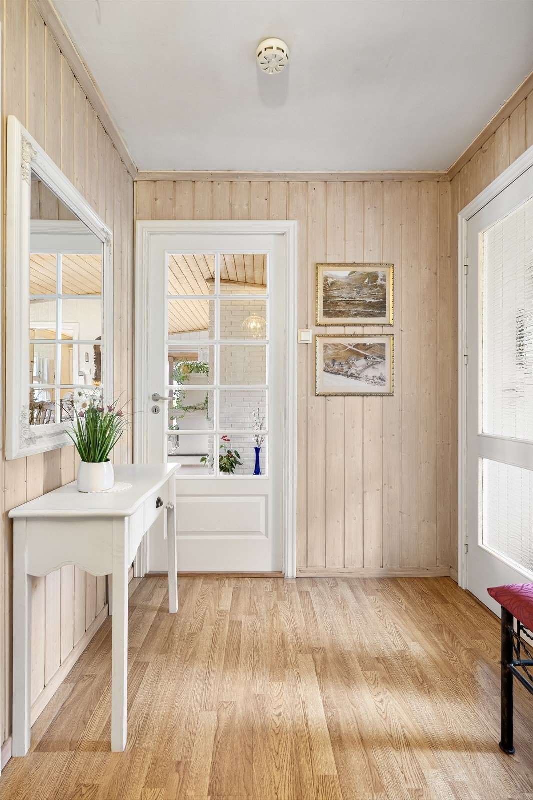 Fra gangen er det adkomst til stue og kjøkken Galleribilde