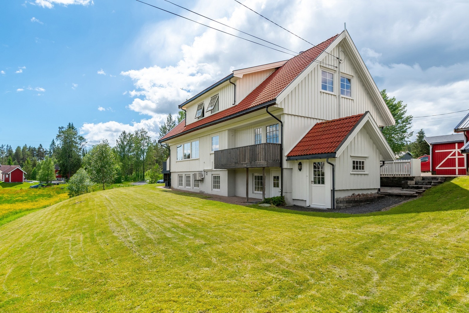 Stort plenareal foran boligen og på sidene av boligen. Galleribilde