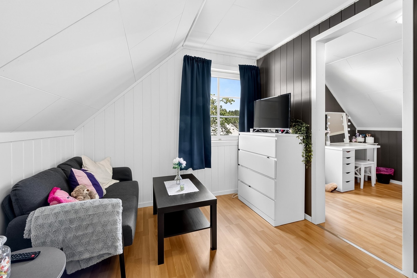 Stue/kontor med flere møblerings- og bruksmuligheter. Galleribilde