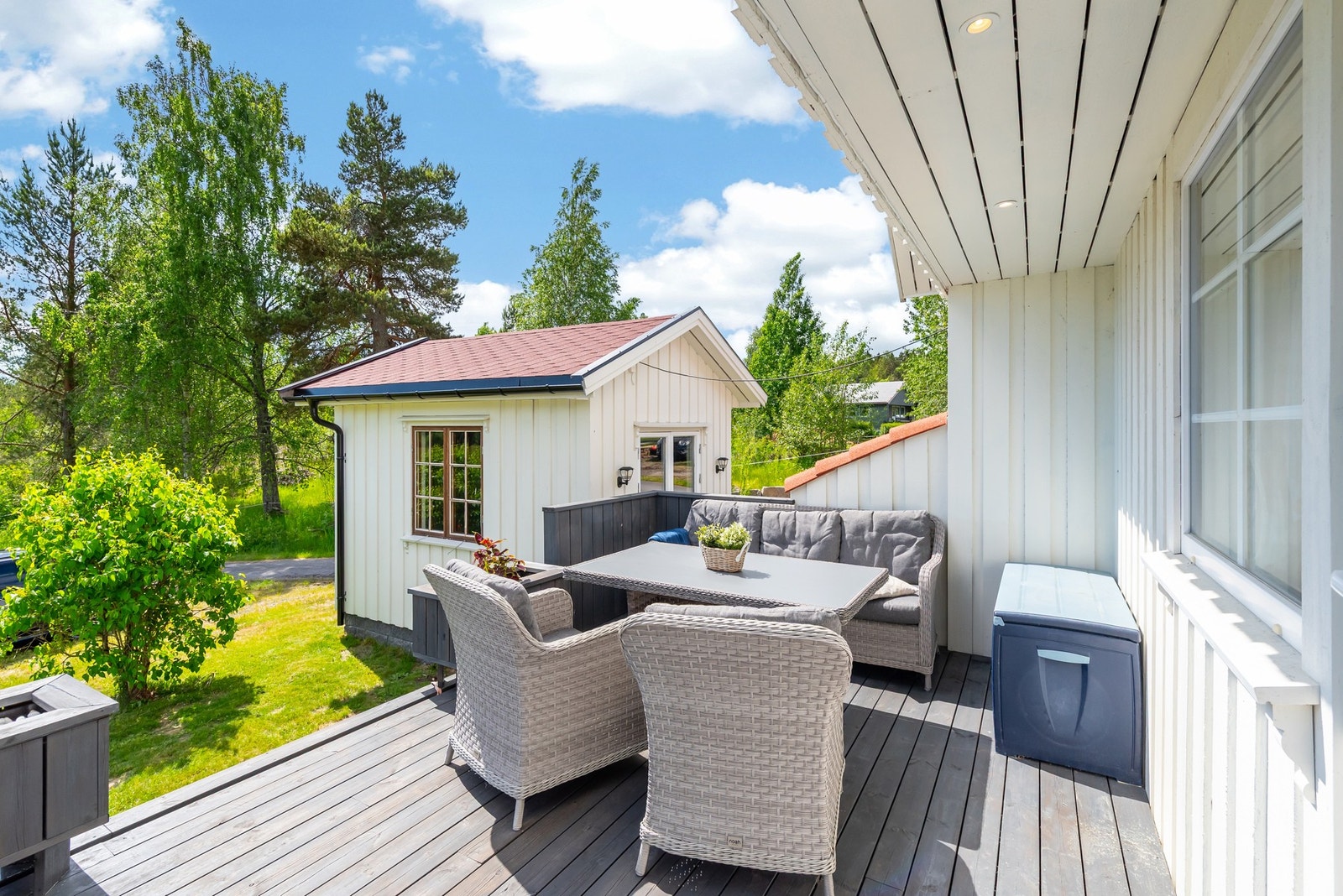 Delvis overbygget veranda med gode solforhold. Galleribilde