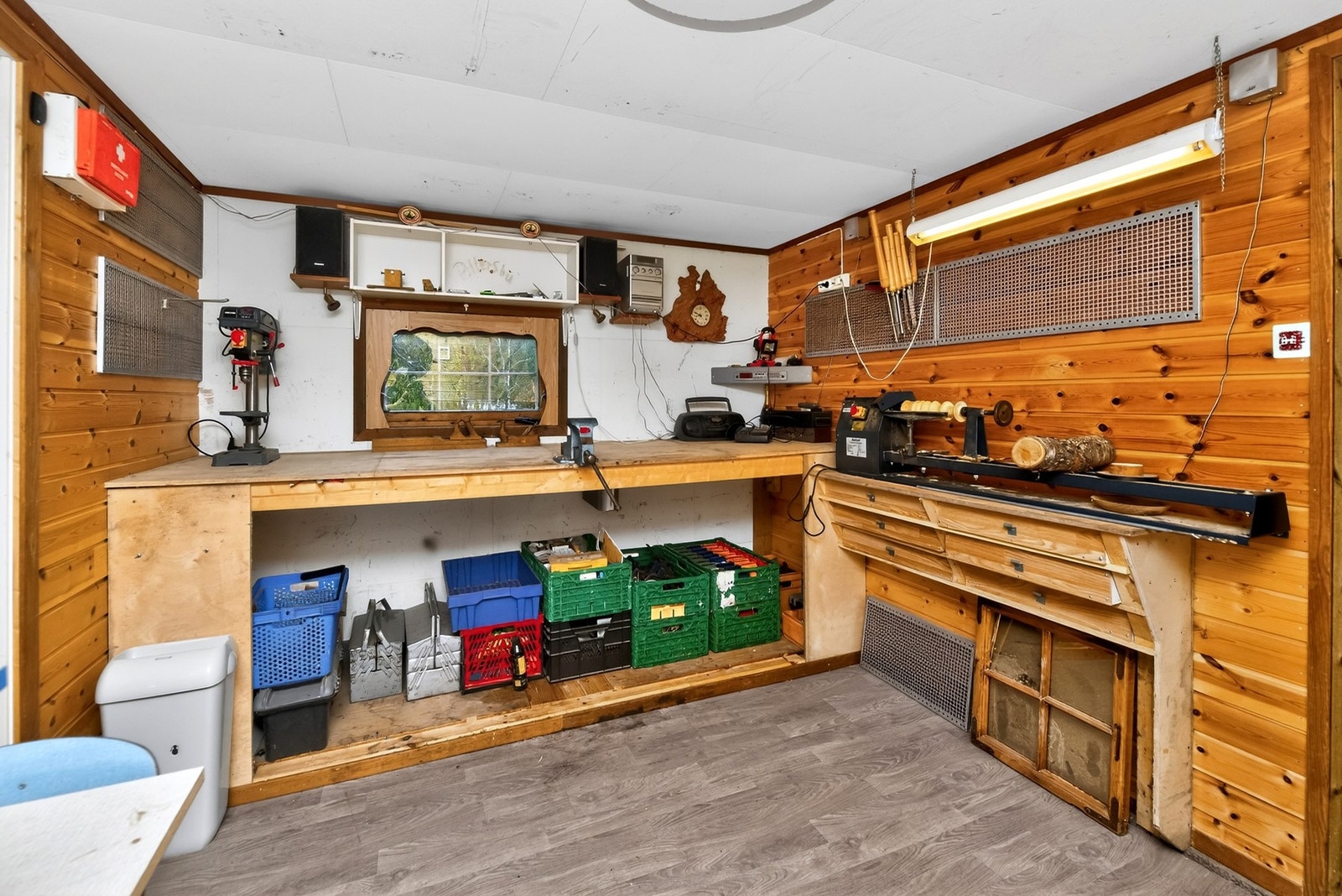Innredet verksted i garasjen. Galleribilde