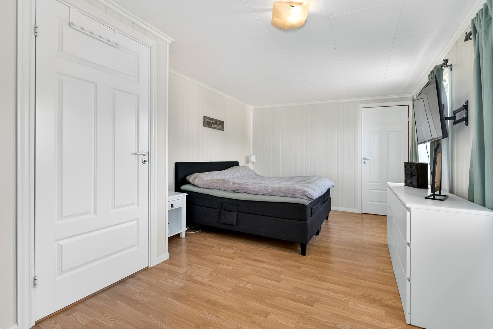 Soverom 1 - med god plass til dobbelt seng, nattbord på hver side og øvrig møblement. Galleribilde