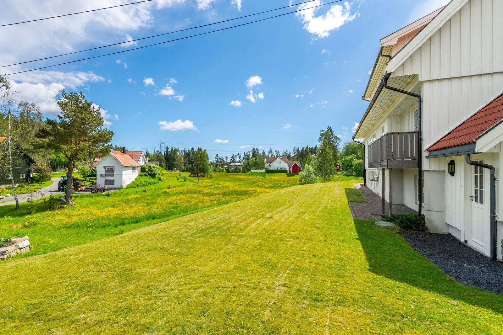 Stor og frodig gressplen med rikelig plass til lek, trampoline, ballspill og hyggelige sommerdager for hele familien. Galleribilde