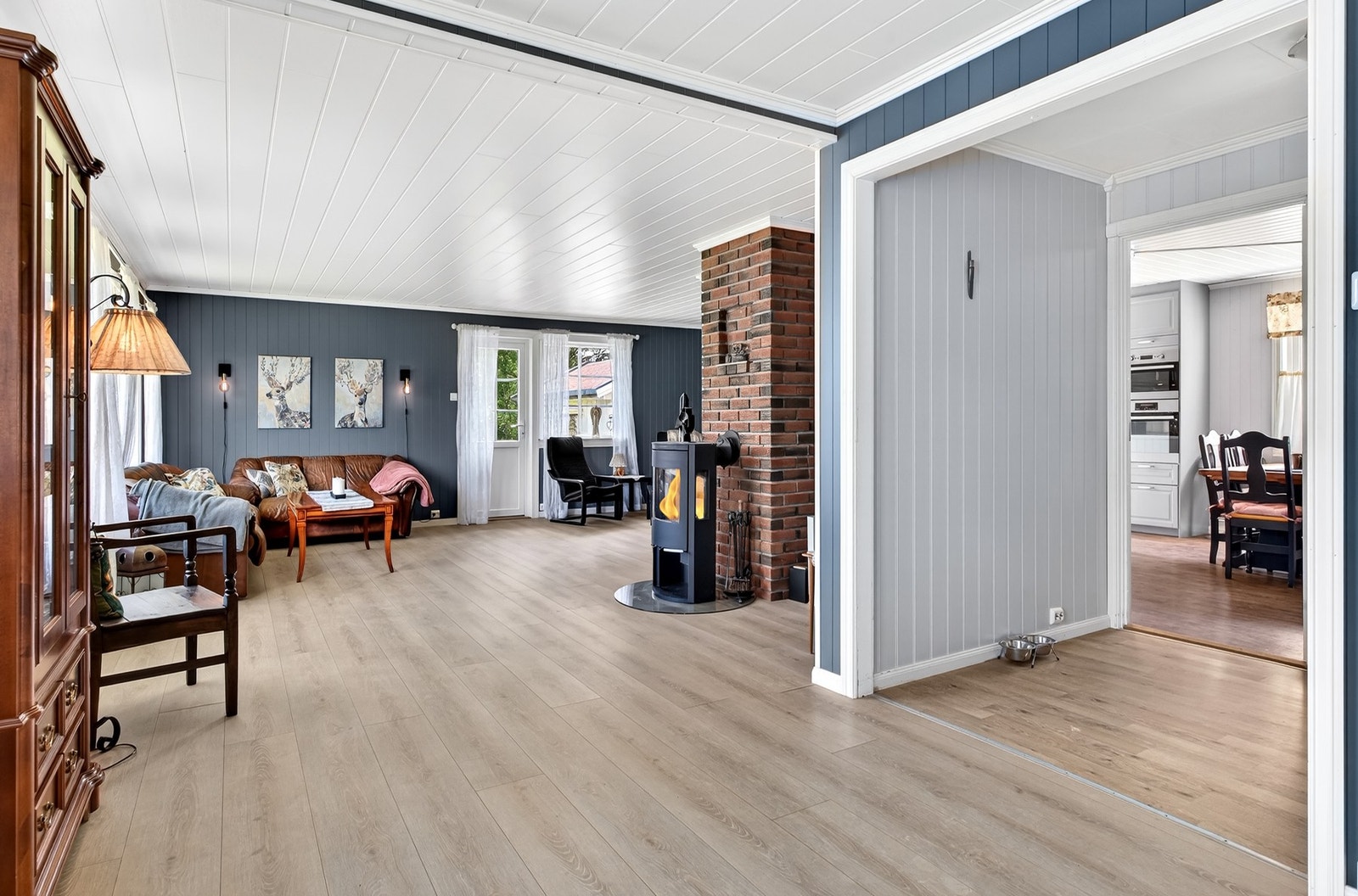 Stor og flott vinkel stue. Med peisovn i stuen kan man fyre med ved på kalde vinterdager. Galleribilde