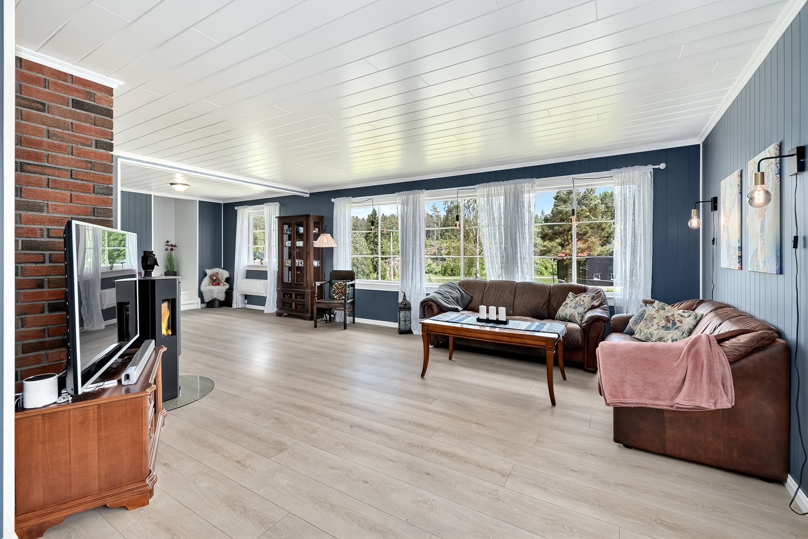 Store vindusflater i stuen som slipper inn rikelig med naturlig lys. Galleribilde