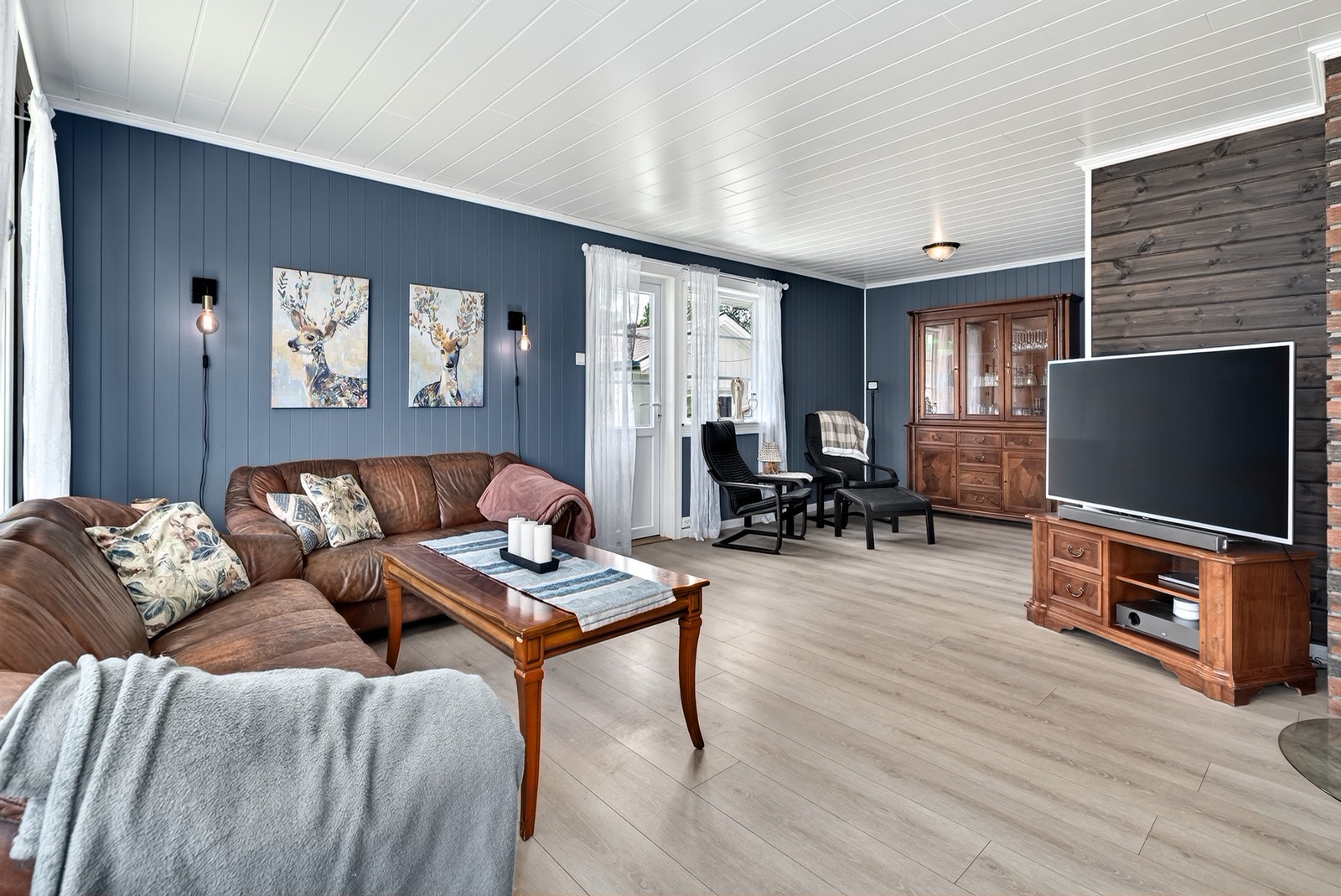 Koselig hjørne i stuen innredet med TV, god plass til avslapning og utgang til veranda. Galleribilde