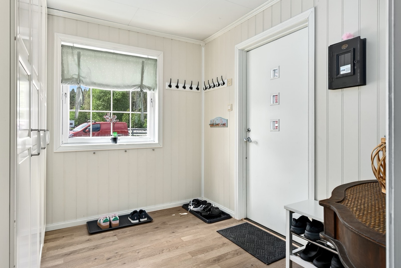 Velkommen inn! Romslig gang med god plass til å henge fra seg jakker og sette fra seg sko. Galleribilde