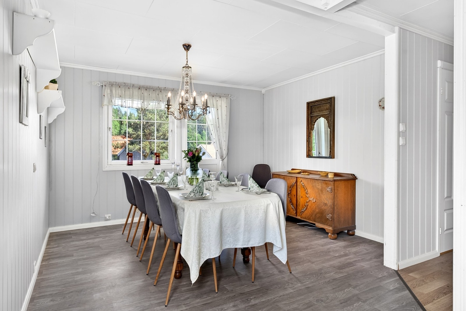 Lys og trivelig spisestue med god plass til spisebord. Utgang til balkong. Galleribilde
