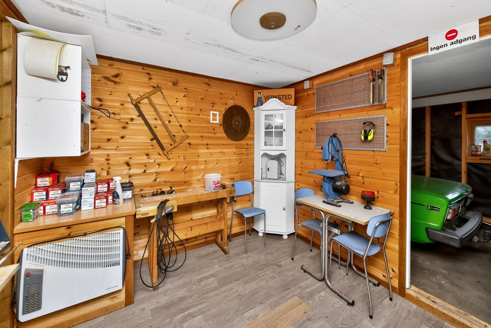Verksted innredet i garasjen. Galleribilde