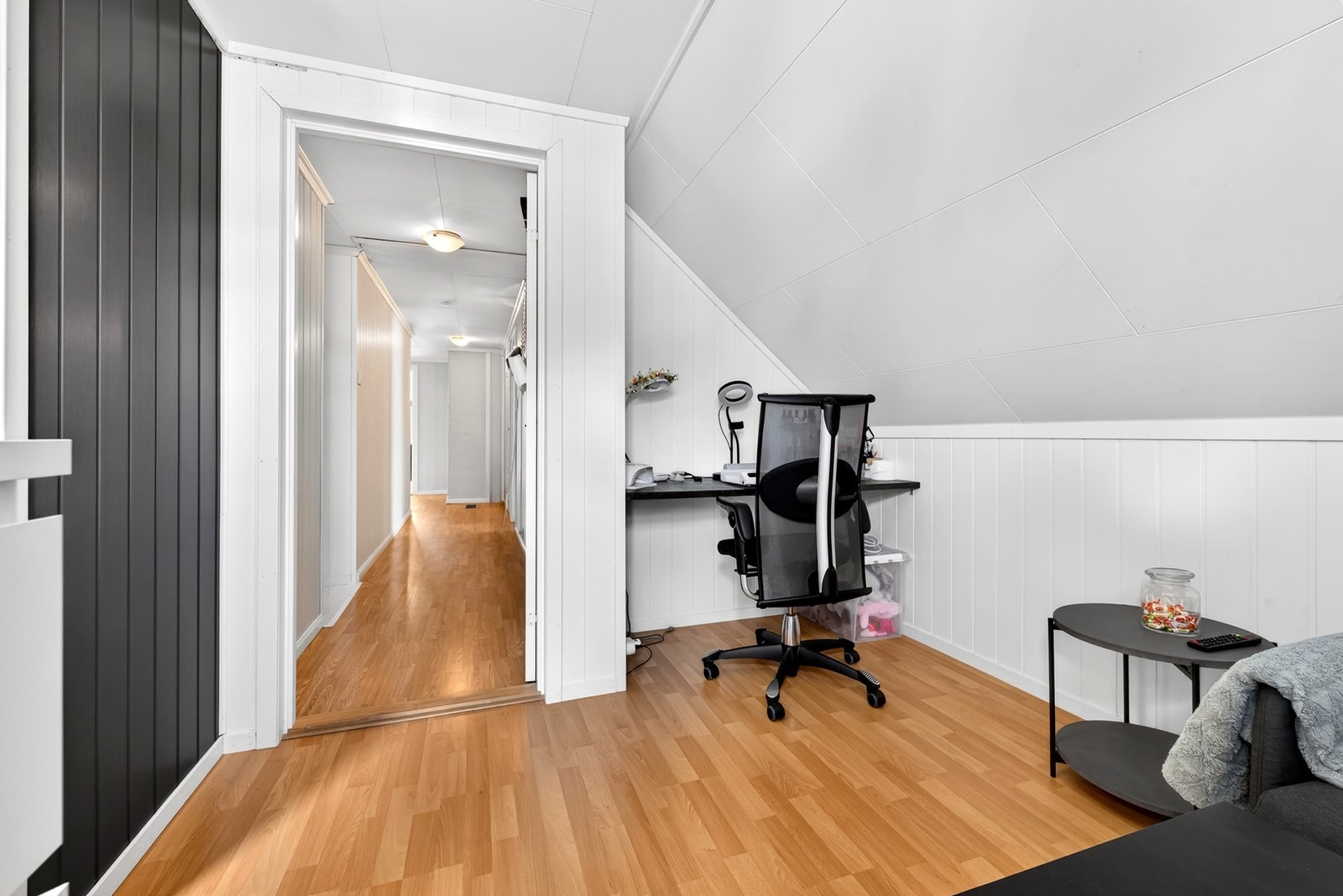 Stue/kontor med flere møblerings- og bruksmuligheter. Galleribilde