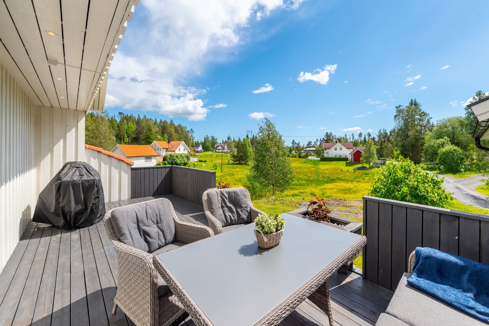 Praktisk veranda med god plass til både sittegruppe og beplantning. Galleribilde