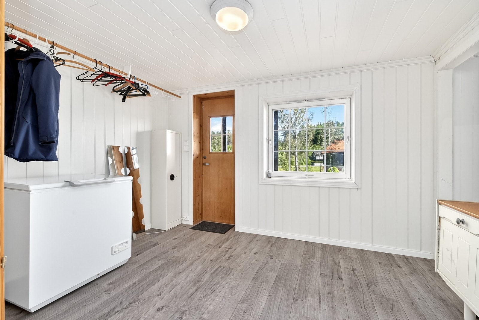 Inngang underetasje, romslig gang med god plass til møblering. Galleribilde