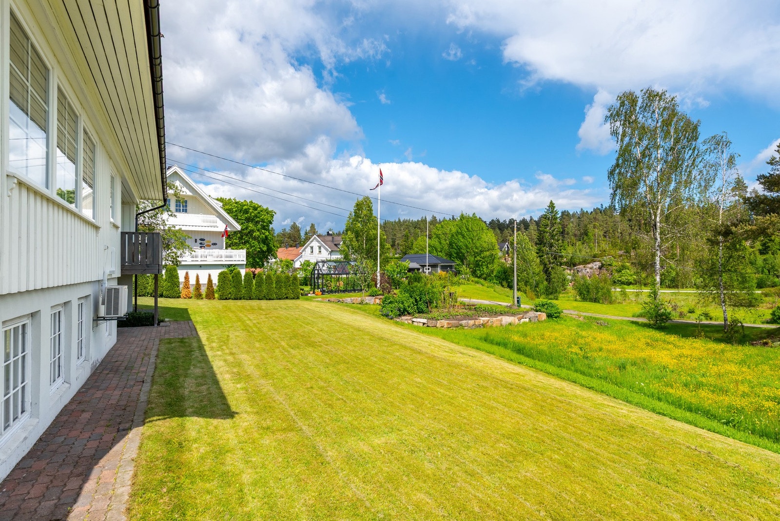 Solrik hage med svært god boltreplass. Galleribilde