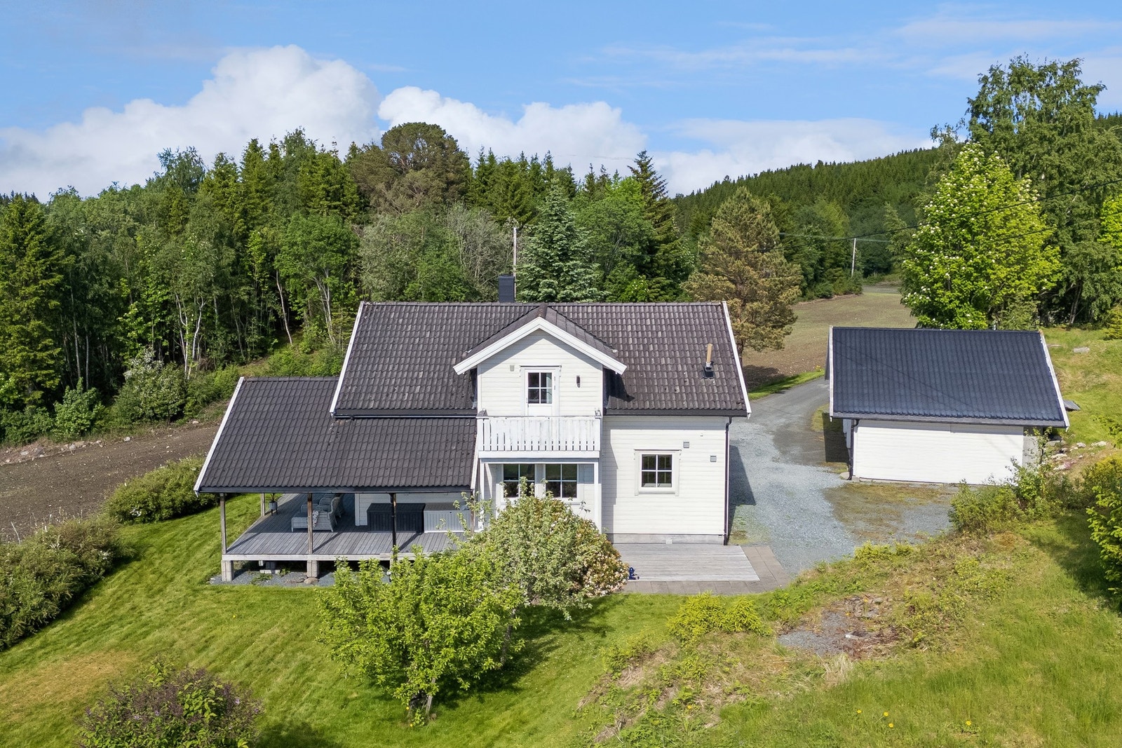 Boligen ligger skjermet og fint til, men har kort avstand til sentrum. Galleribilde