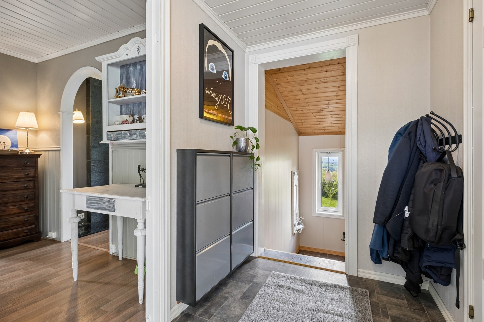 I tilknytning til gangen har man tilgang til en praktisk klesbod. Galleribilde