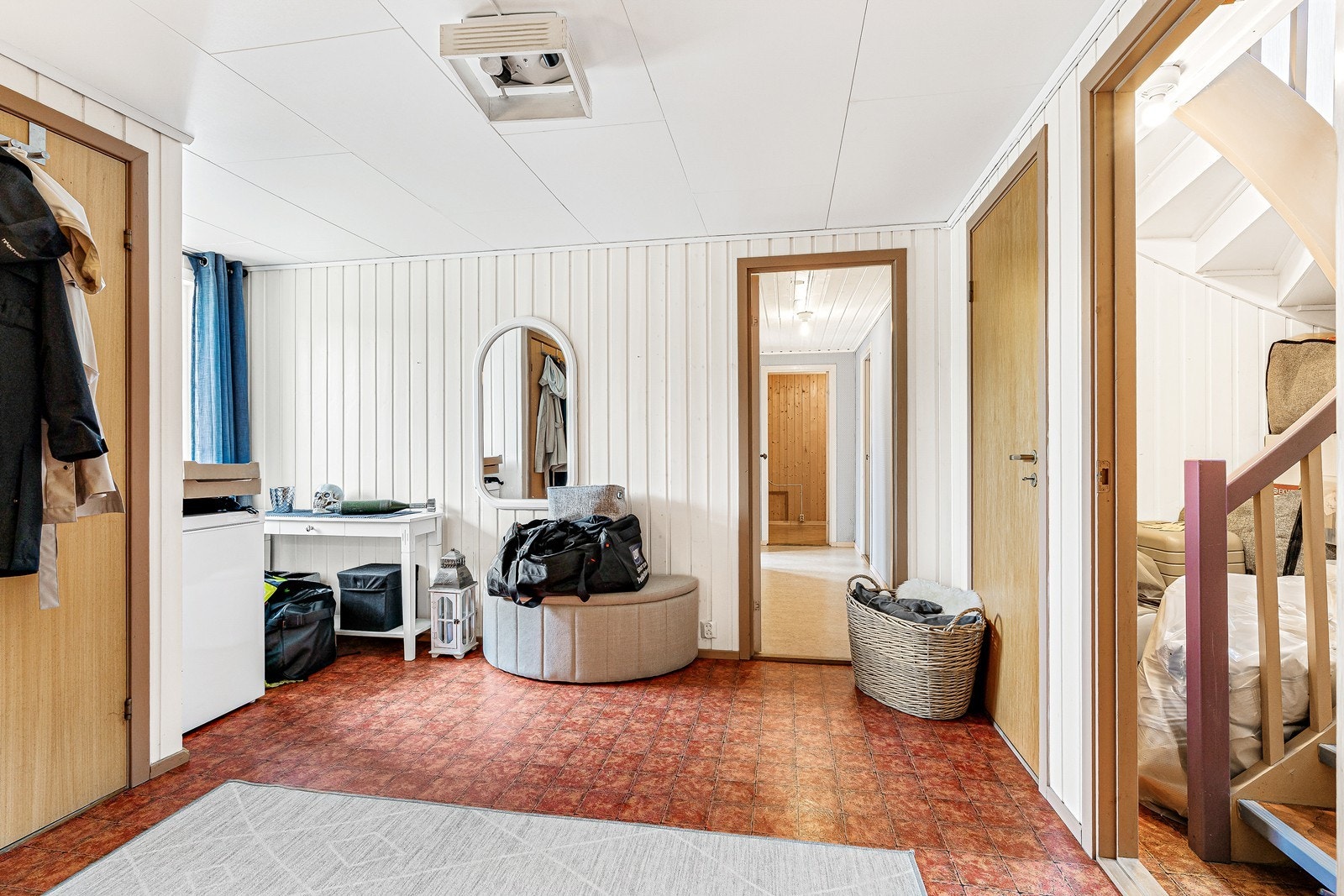 Fra hoveddelen av boligen er det adkomst til kjelleretasjen. Galleribilde
