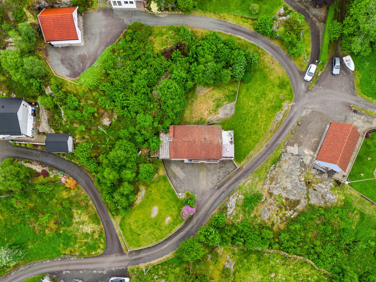 Tomten er på 2 077 m² og byr på gode utearealer rundt boligen. Det opparbeidede uteområdet gir fine muligheter for både avslapning, lek og hyggelige sammenkomster utendørs Galleribilde