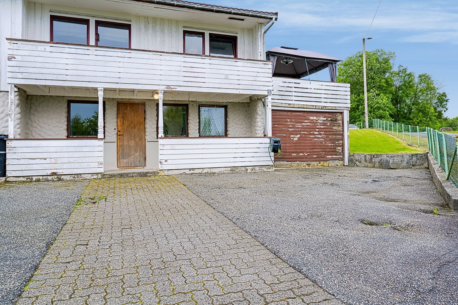 Det er parkering i garasje og på egen tomt. Galleribilde