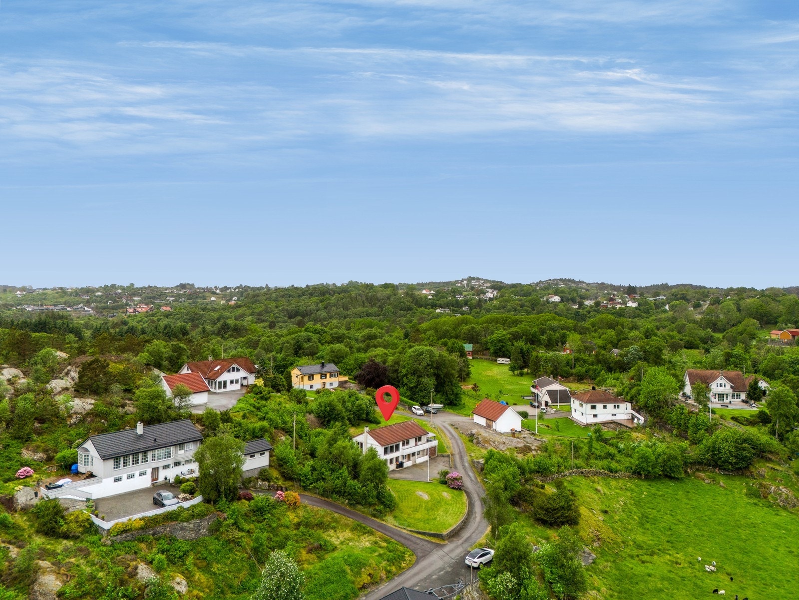 Eiendommen ligger lunt og usjenert til i et rolig og landlig område med gode solforhold. Galleribilde