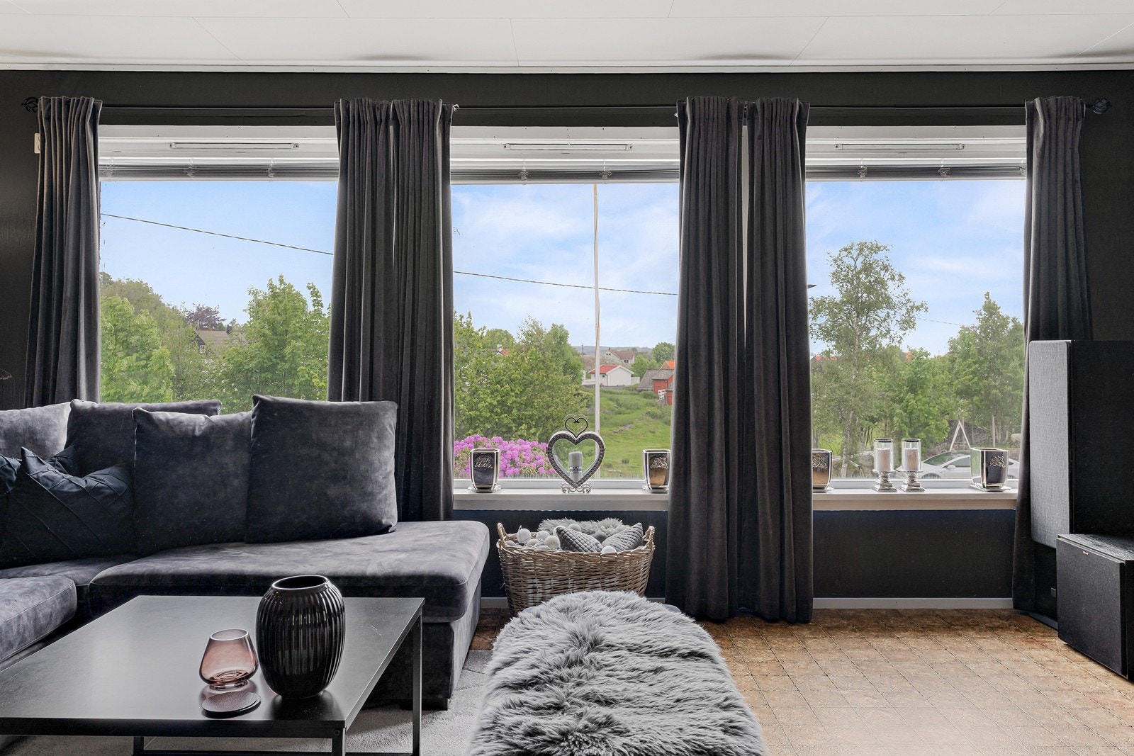 Store vindusflater slipper inn rikelig med dagslys og skaper en luftig atmosfære Galleribilde