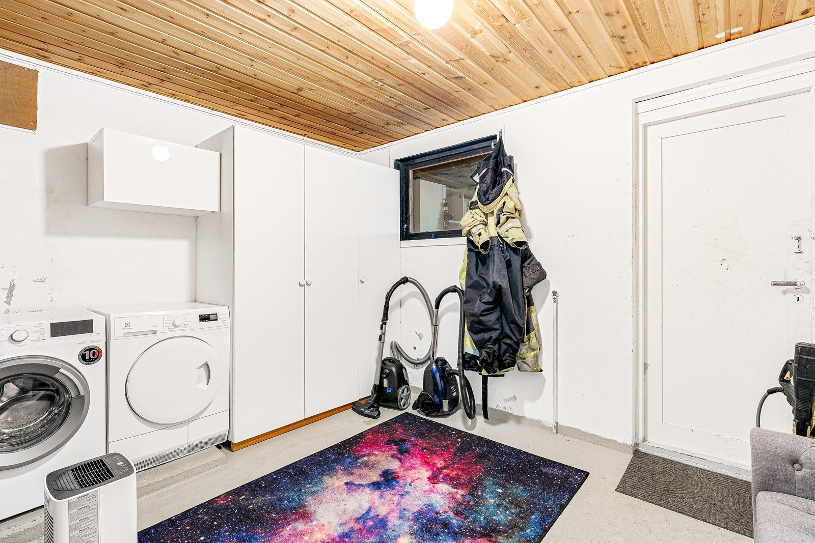 Vaskerommet er innredet med utslagsvask og opplegg for vaskemaskin. Galleribilde