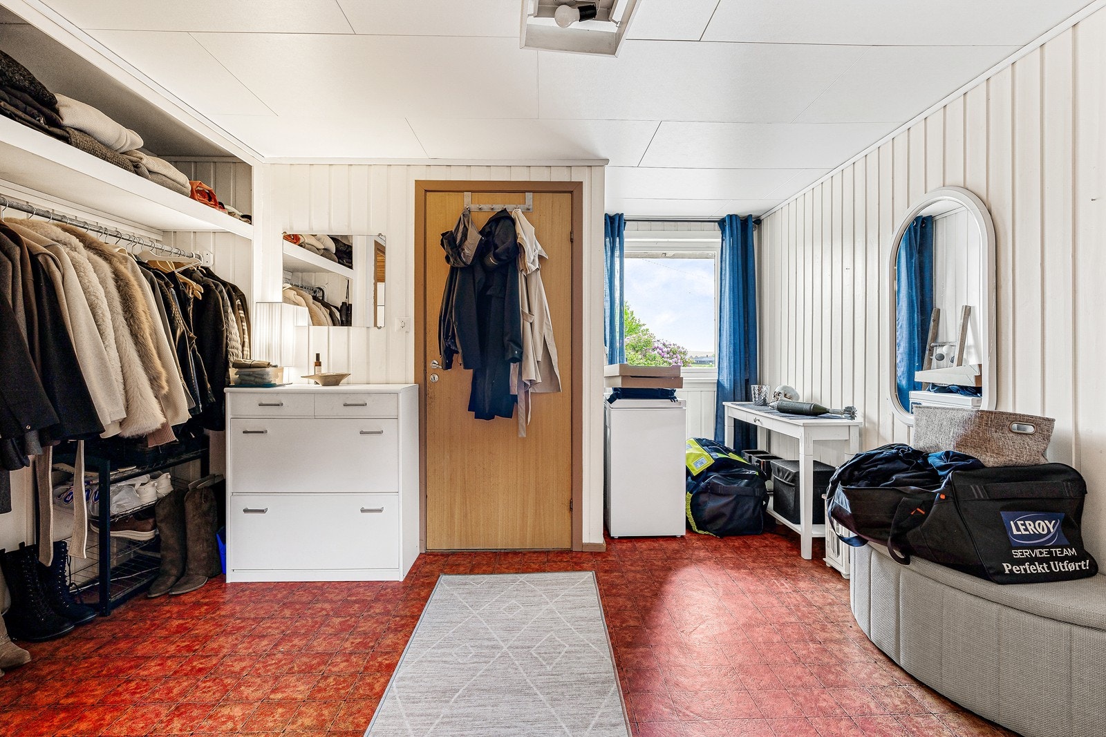 Romslig entré med gode oppbevaringsmuligheter Galleribilde