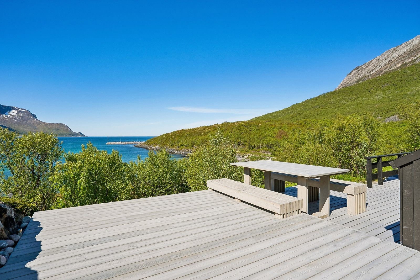 Stor terrasse hvor sommerdagene kan nytes.