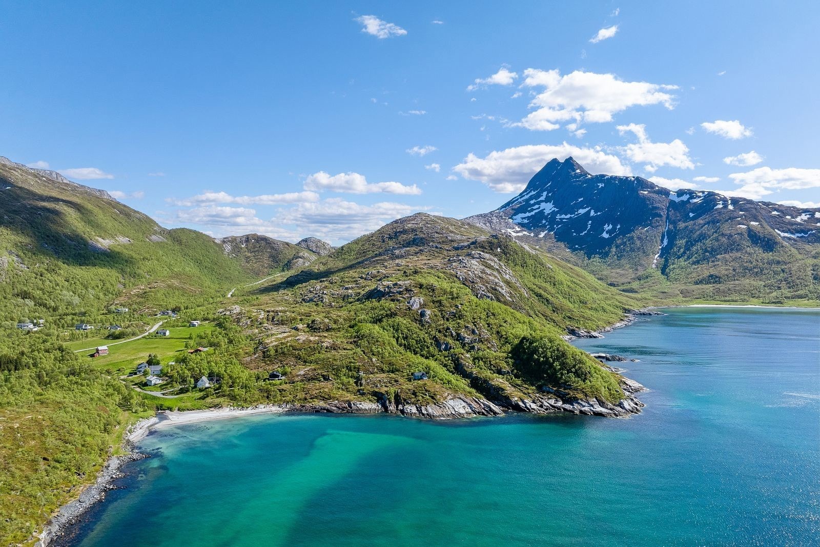 Her er det svært gode muligheter for turer i skog og fjell, både sommer og vinter.