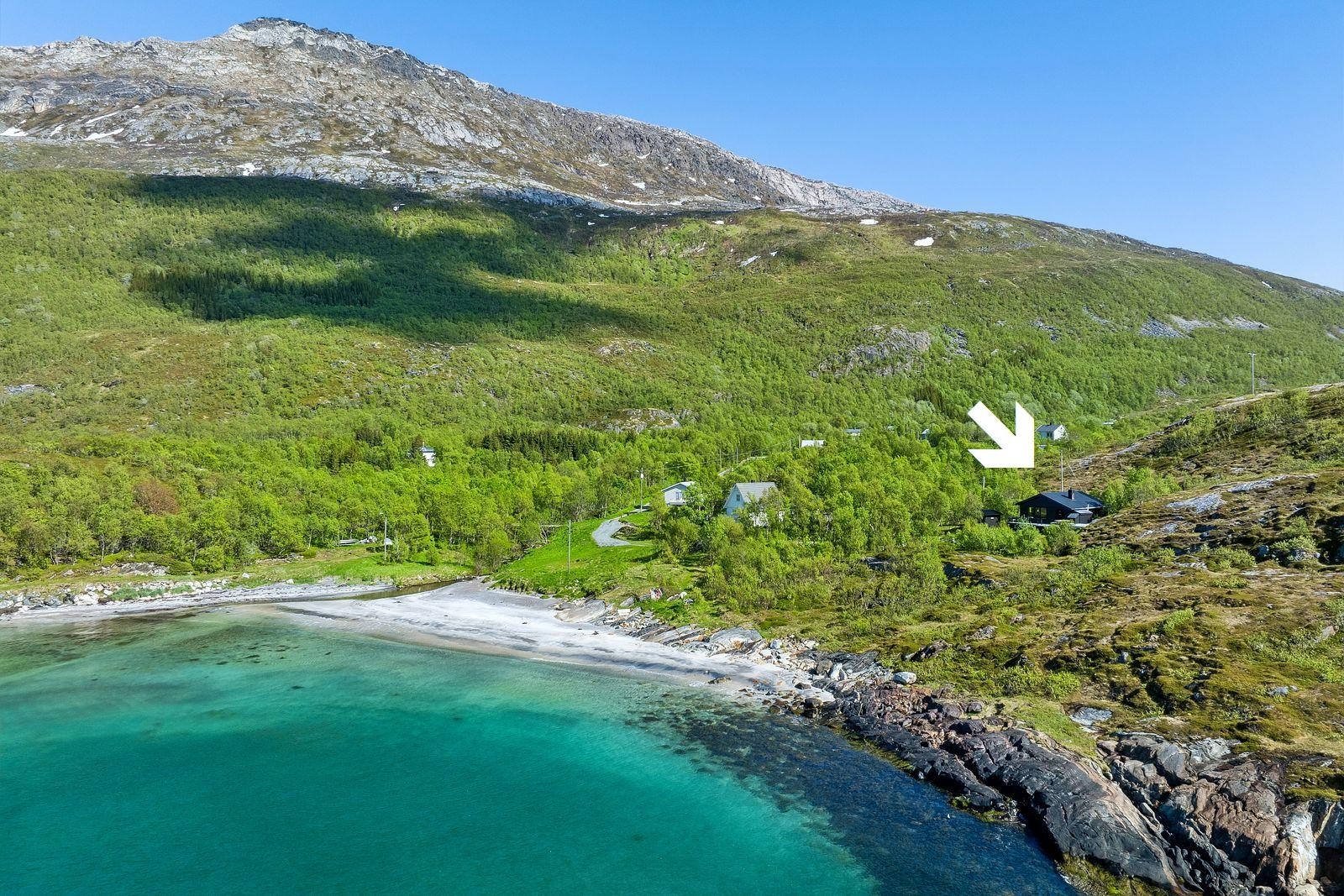 Her finner du roen med lyden av bølgene som slår inn mot sandstranden.