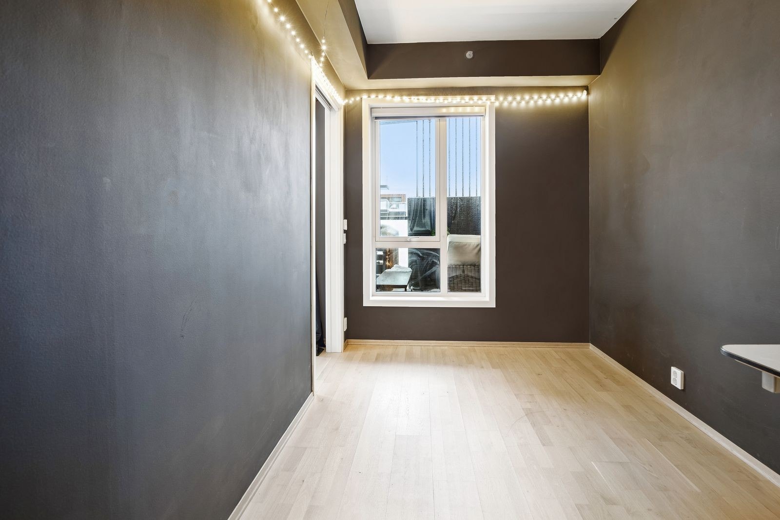 Soverommet er av godt størrelse og har skyvedørsgarderobe Galleribilde