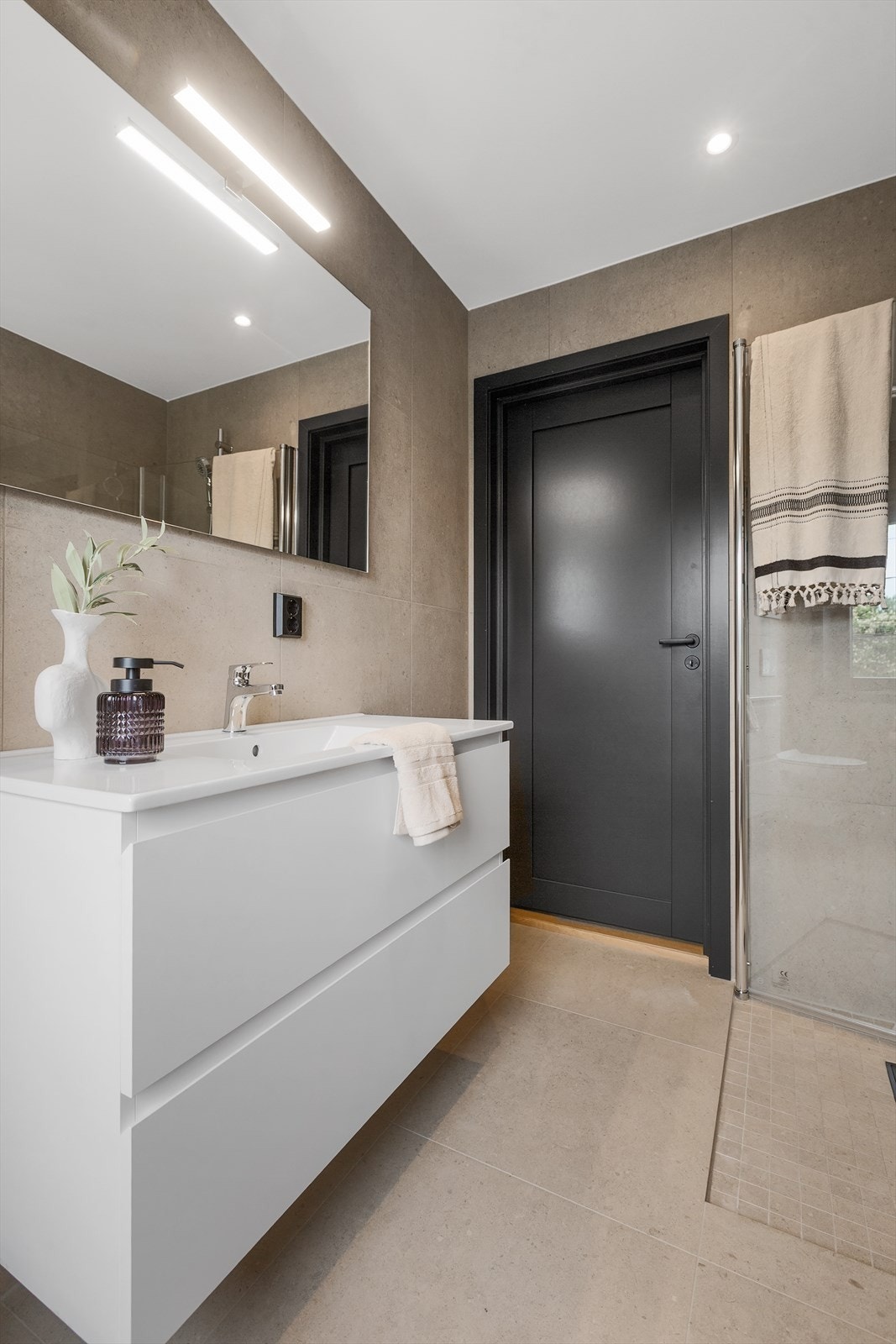 Moderne nytt bad- downlights i himling Galleribilde