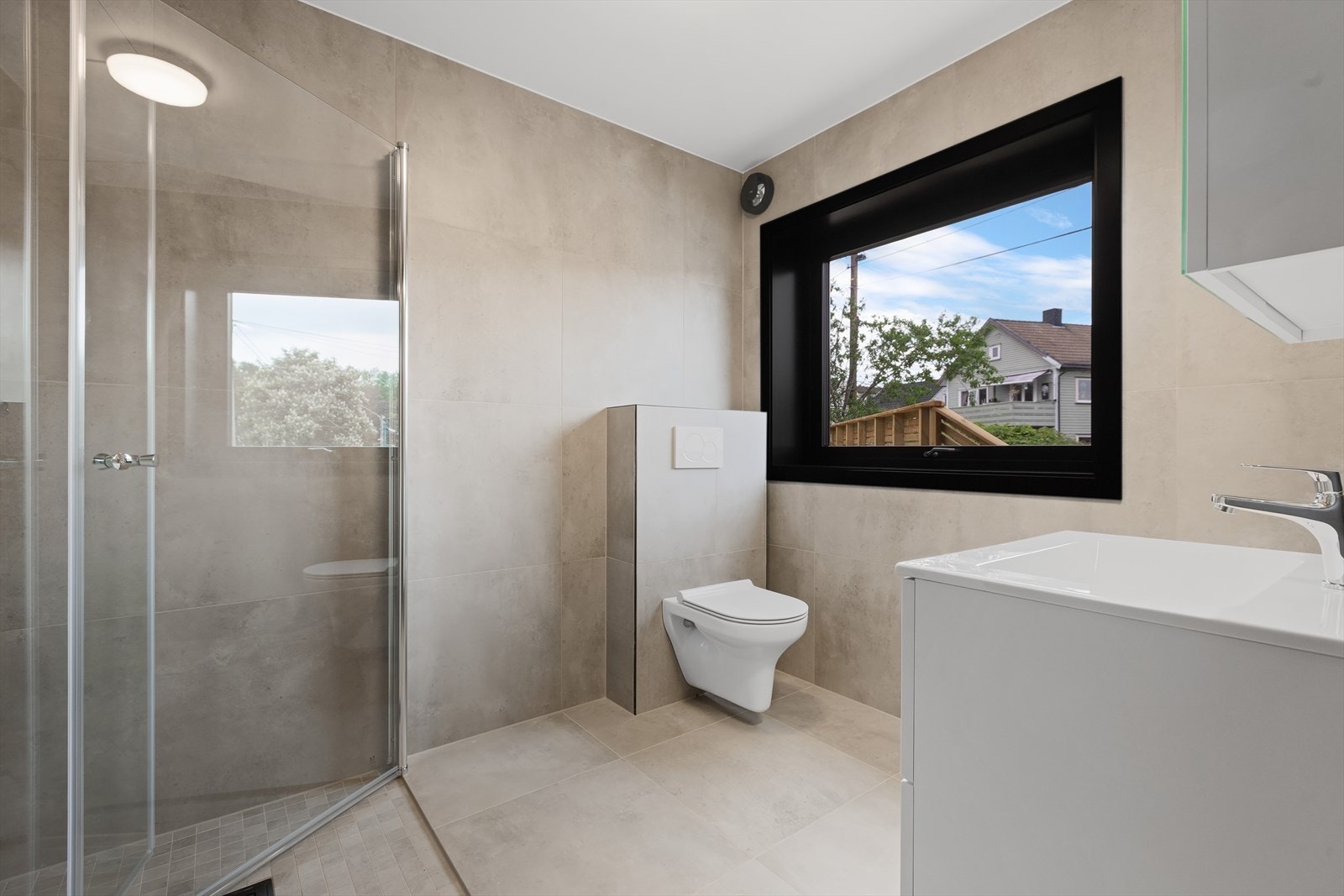 Badet i underetg.- moderne og stilig på alle måter- vegghengt toalett-dusjhjørne med nedfelt sone- baderomsinnrending og opplegg til vaskemaskin Galleribilde
