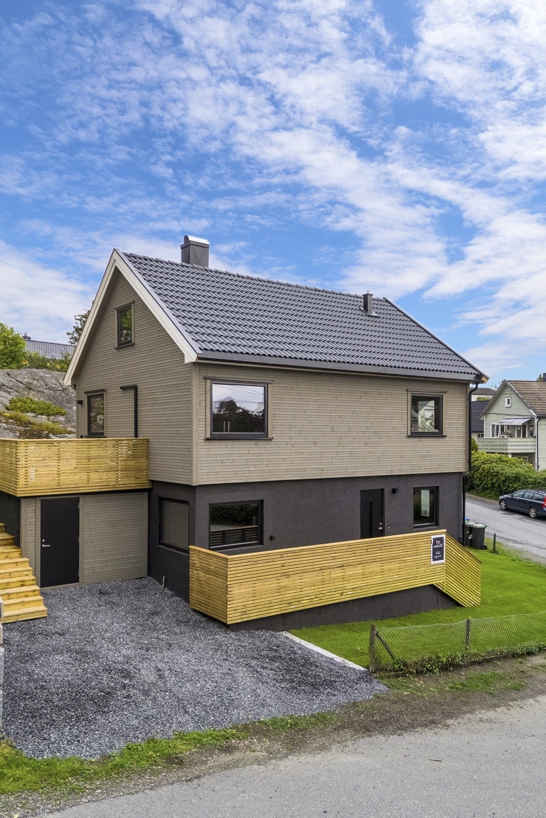 Meget flott nyoppusset enebolig - det er nytt yttertak, takrenner og nedløp, ytterpanel, alle vinduer dører og terrassearealer Galleribilde
