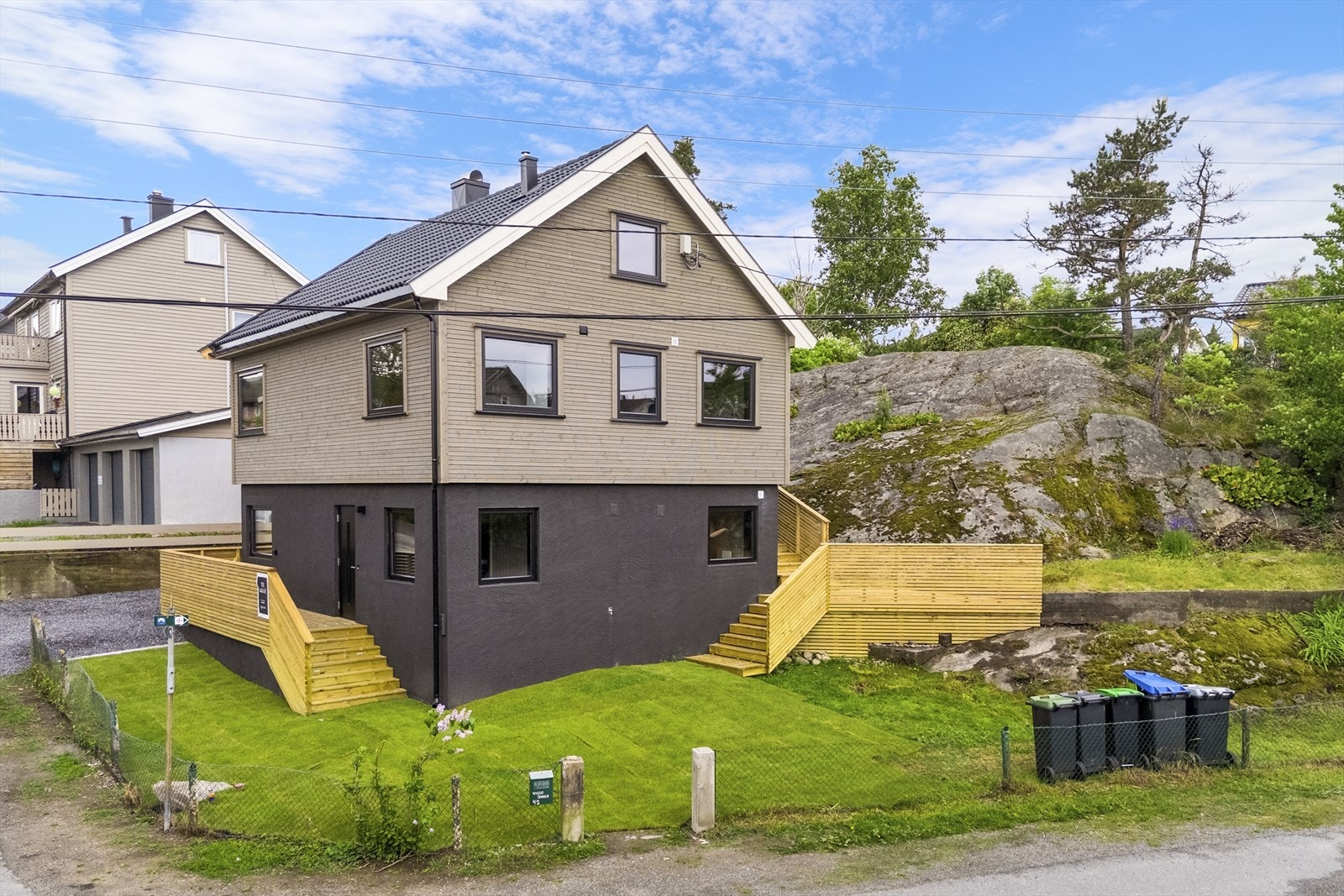 Meget populær beliggenhet på Mosseskogen- meget flott nyoppusset enebolig- legg merke til egen inngang til underetg i forkant - og egen inngang til hovedetg. på baksiden Galleribilde