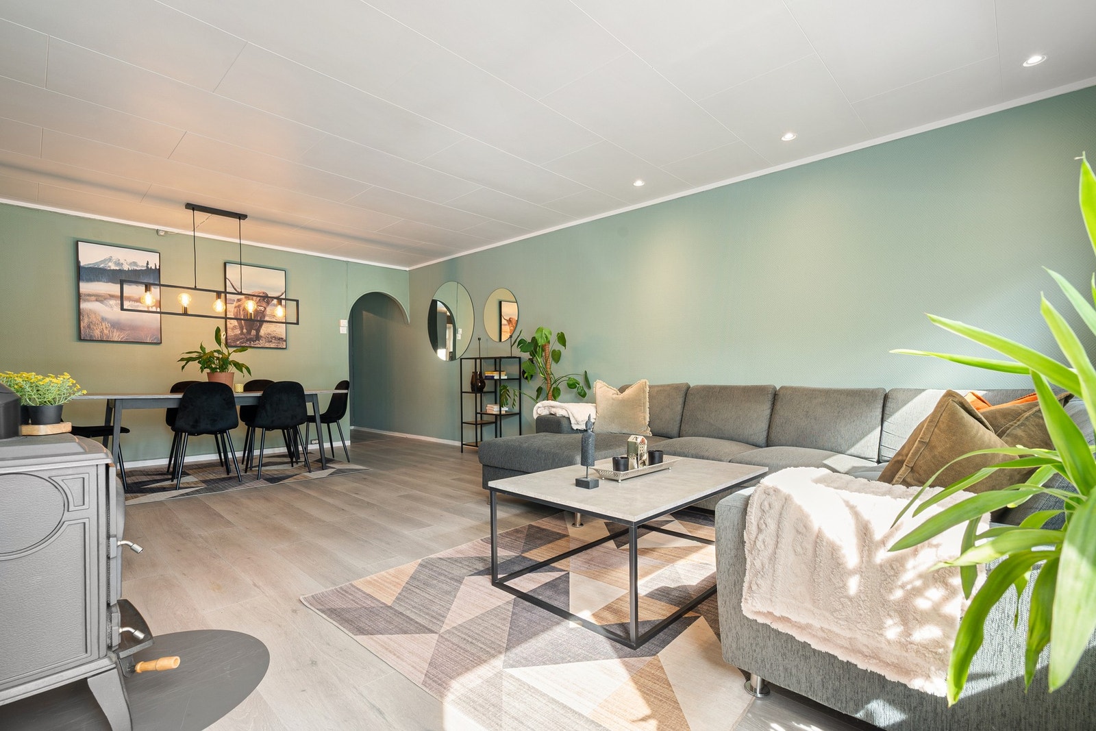 Slette vegger, downlights i tak (installert i 2024) og behagelige fargetoner gir et tiltalende uttrykk Galleribilde