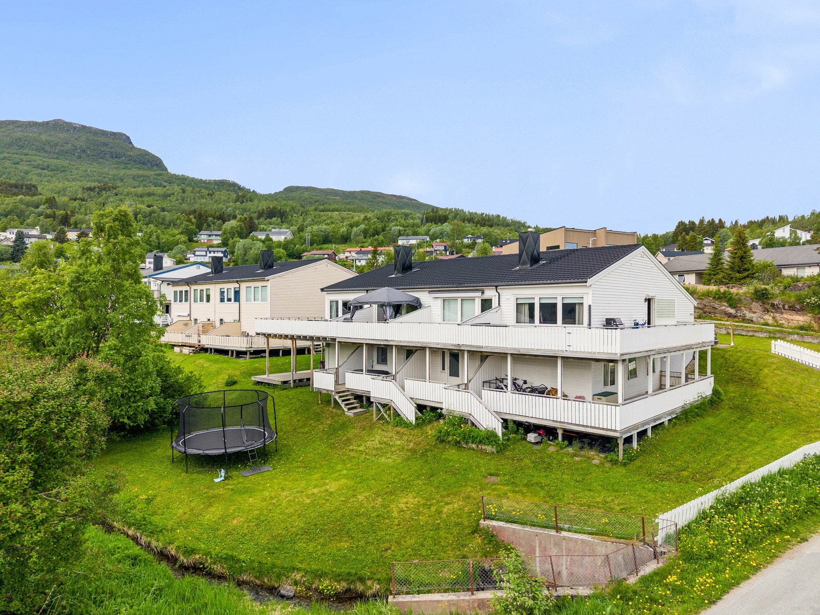 Stor, felles hage for sameiet Galleribilde