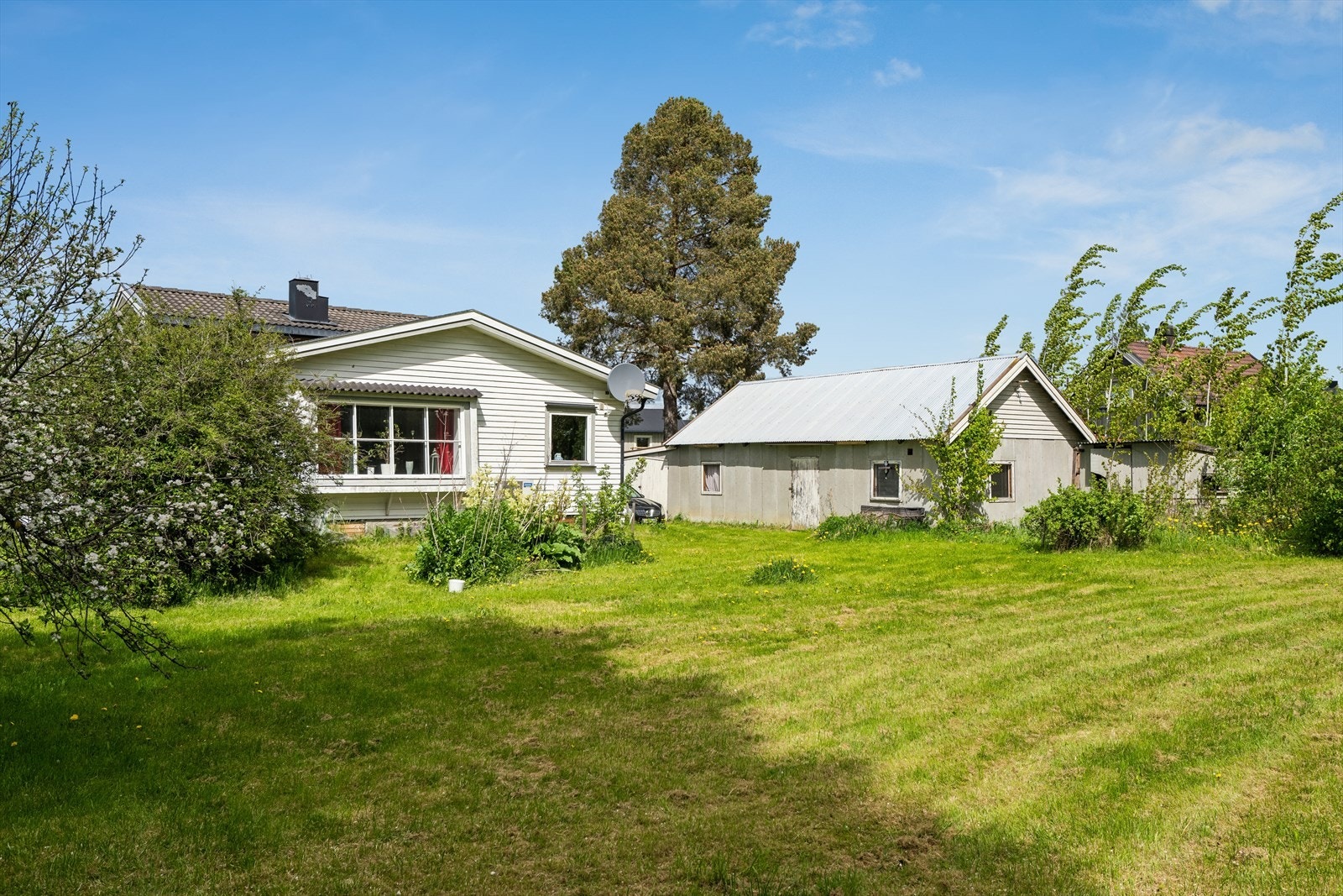 På eiendommen er det også et uthus og en bod med behov for renovering. Galleribilde